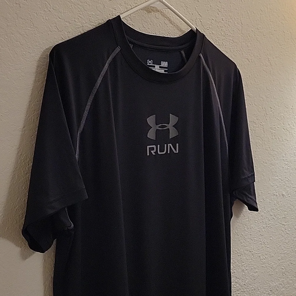 Under Armour Run Short Sleeve - Black - Large - Picture 2 of 15